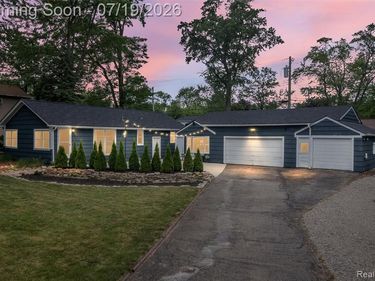 4174 Bunker Avenue, West Bloomfield Twp, MI 48323