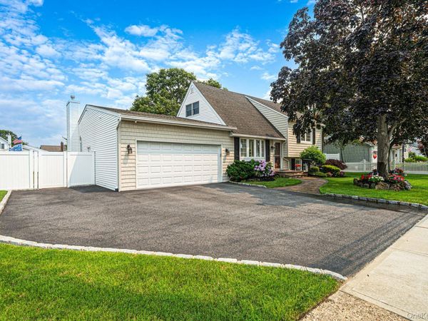 835 Pease Lane, West Islip, NY 11795