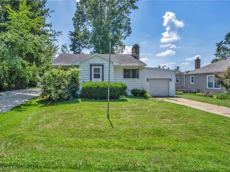 420 W Willowview Drive, Akron, OH 44319 Photo 2