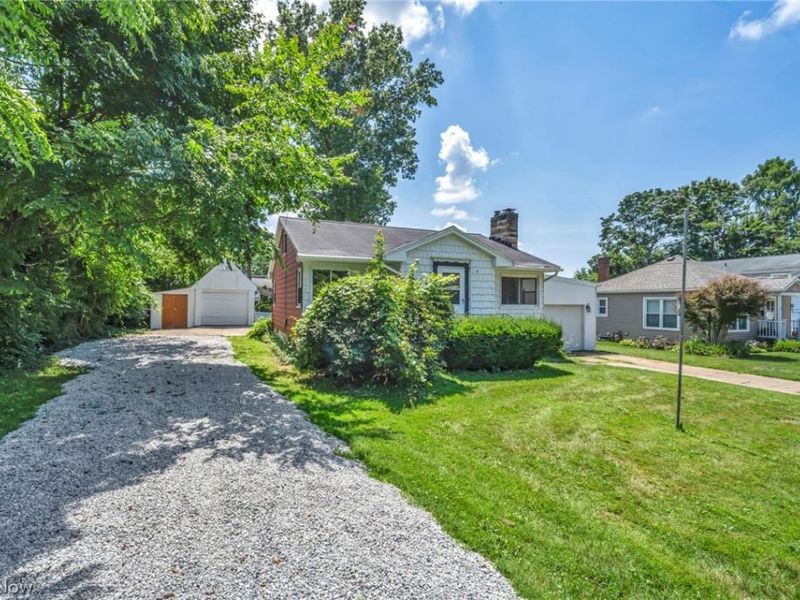 420 W Willowview Drive, Akron, OH 44319 Photo 3