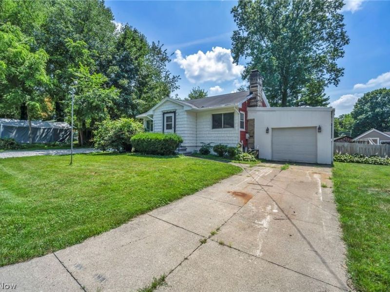 420 W Willowview Drive, Akron, OH 44319 Photo 4
