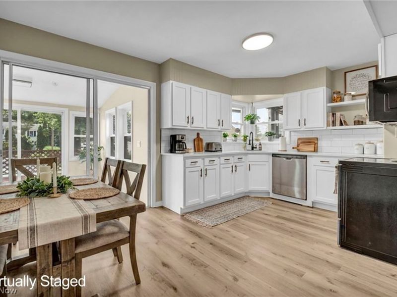 420 W Willowview Drive, Akron, OH 44319 Photo 8