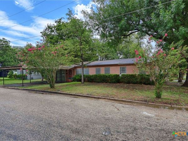 200 Young Street , Hallettsville, TX 77964
