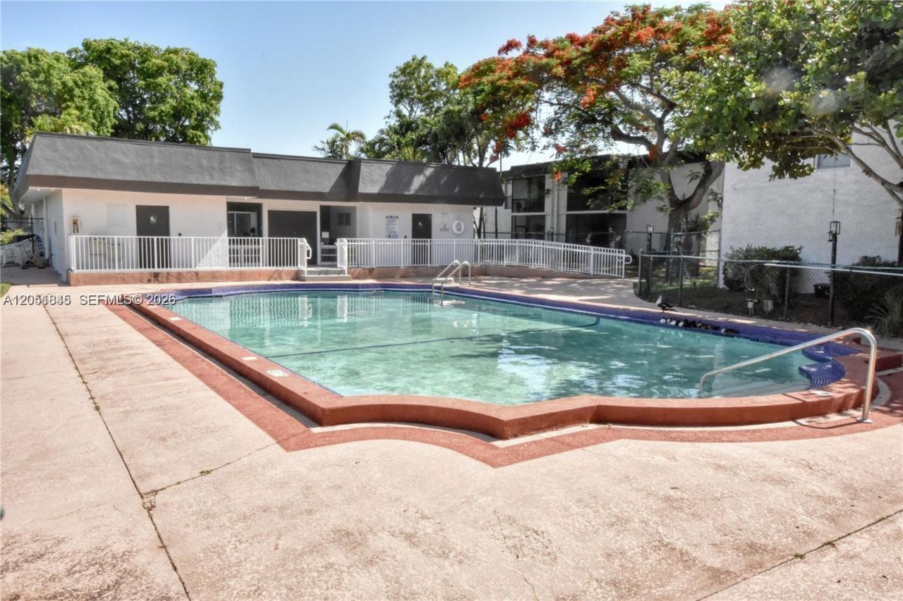 10375 N Kendall Dr, Unit J7, Miami, FL 33176 Photo