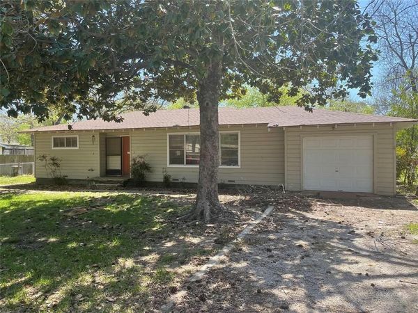 1100 Poe Street , Azle, TX 76020
