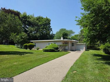 8202 GLADSTONE ROAD, GLENSIDE, PA 19038