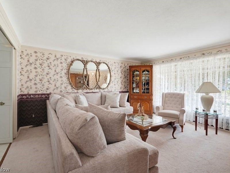 759 E Meadowlawn Boulevard, Seven Hills, OH 44131 Photo 9
