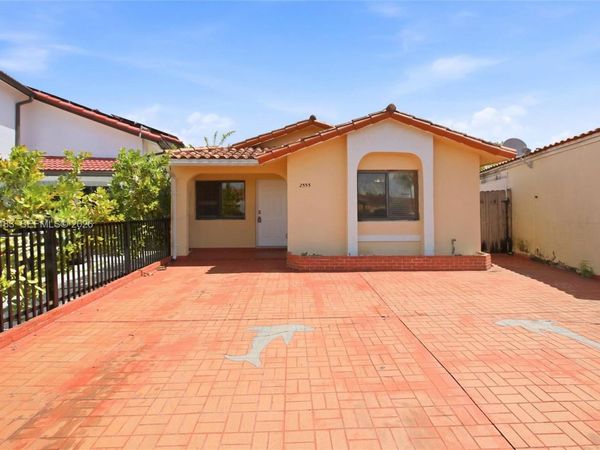 2555 W 65th St , Hialeah, FL 33016