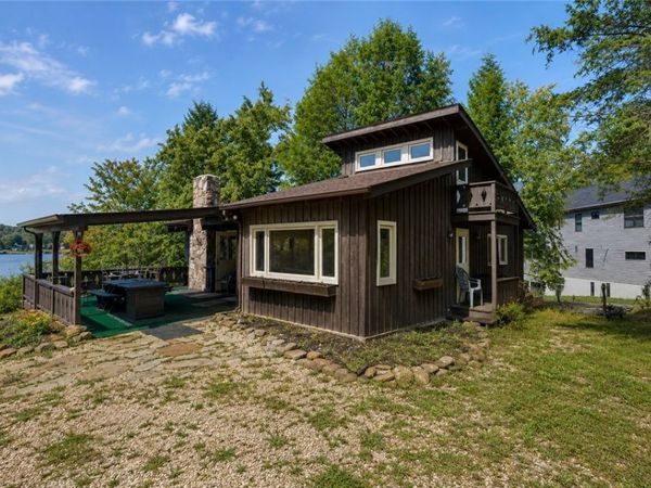 411 Peninsula Dr , Central City, PA 15926