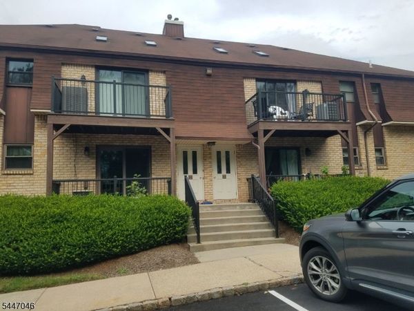 806 Yorkshire Dr, Raritan, NJ 08822