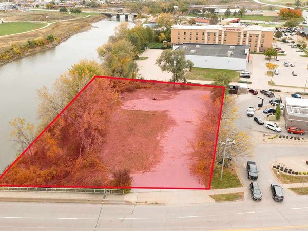 21 W Benton St, Iowa City, IA 52246