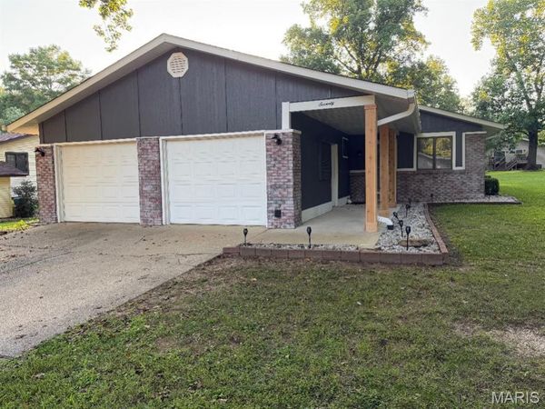 70 S Meadow Lane, Glen Carbon, IL 62034