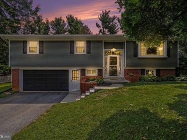 1837 AMITY DRIVE, LANCASTER, PA 17601