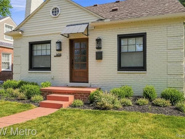 1458 Hampton Road, Grosse Pointe Woods, MI 48236