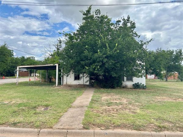 916 W Mesquite Street , Coleman, TX 76834