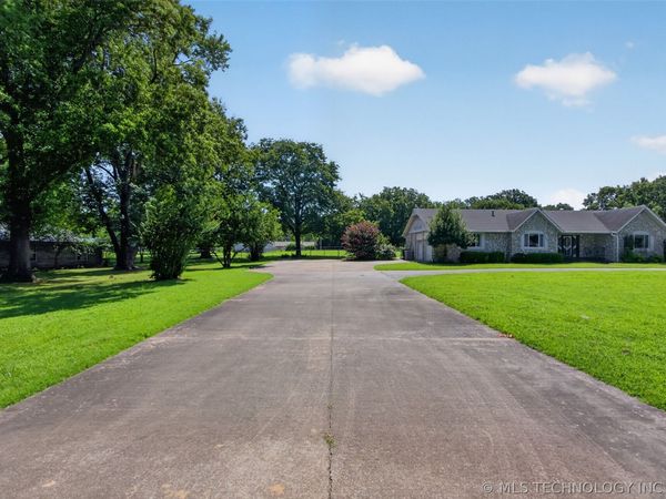 1102 N Delaware Street, Chouteau, OK 74337