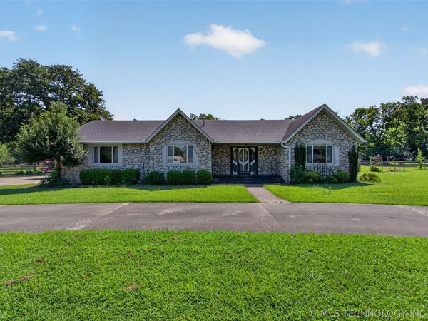 1102 N Delaware Street , Chouteau, OK 74337