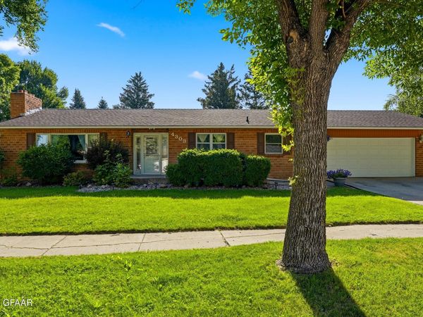 4303 COTTONWOOD Street , Grand Forks, ND 58201