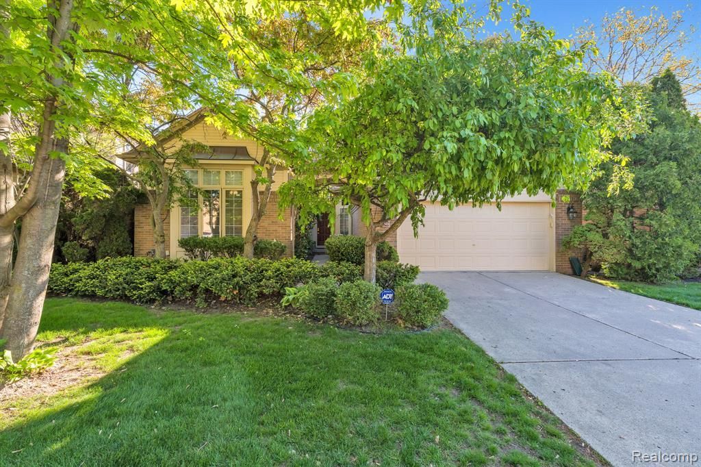 30 Turnberry Lane, Dearborn, MI 48120 Main Photo