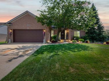 24909 Foxmoor Boulevard, Woodhaven, MI 48183