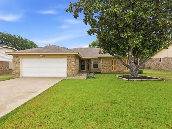 5536 Meadow Oak Street , North Richland Hills, TX 76180