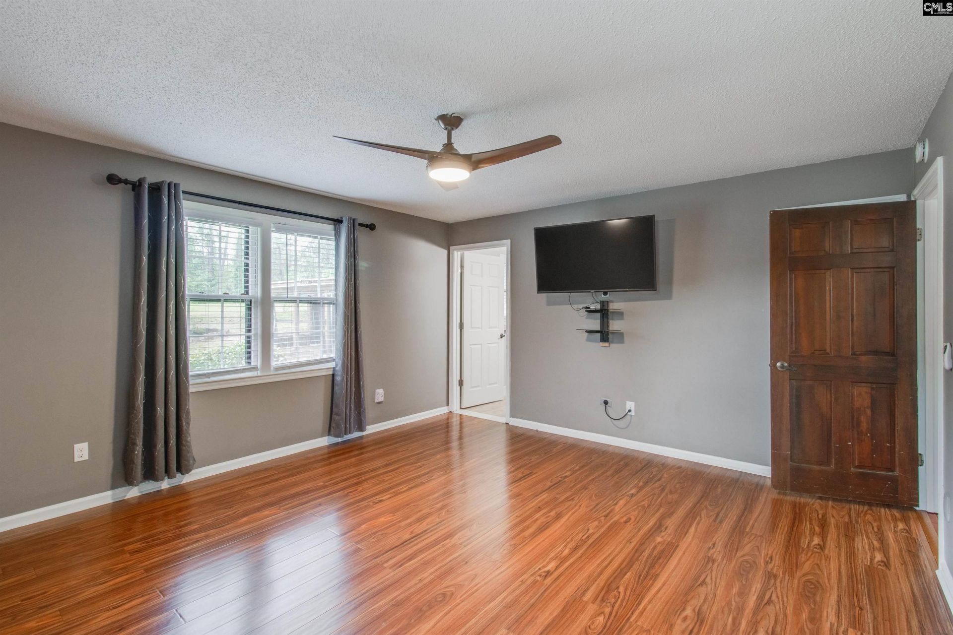 305 Viking Drive Photo 19