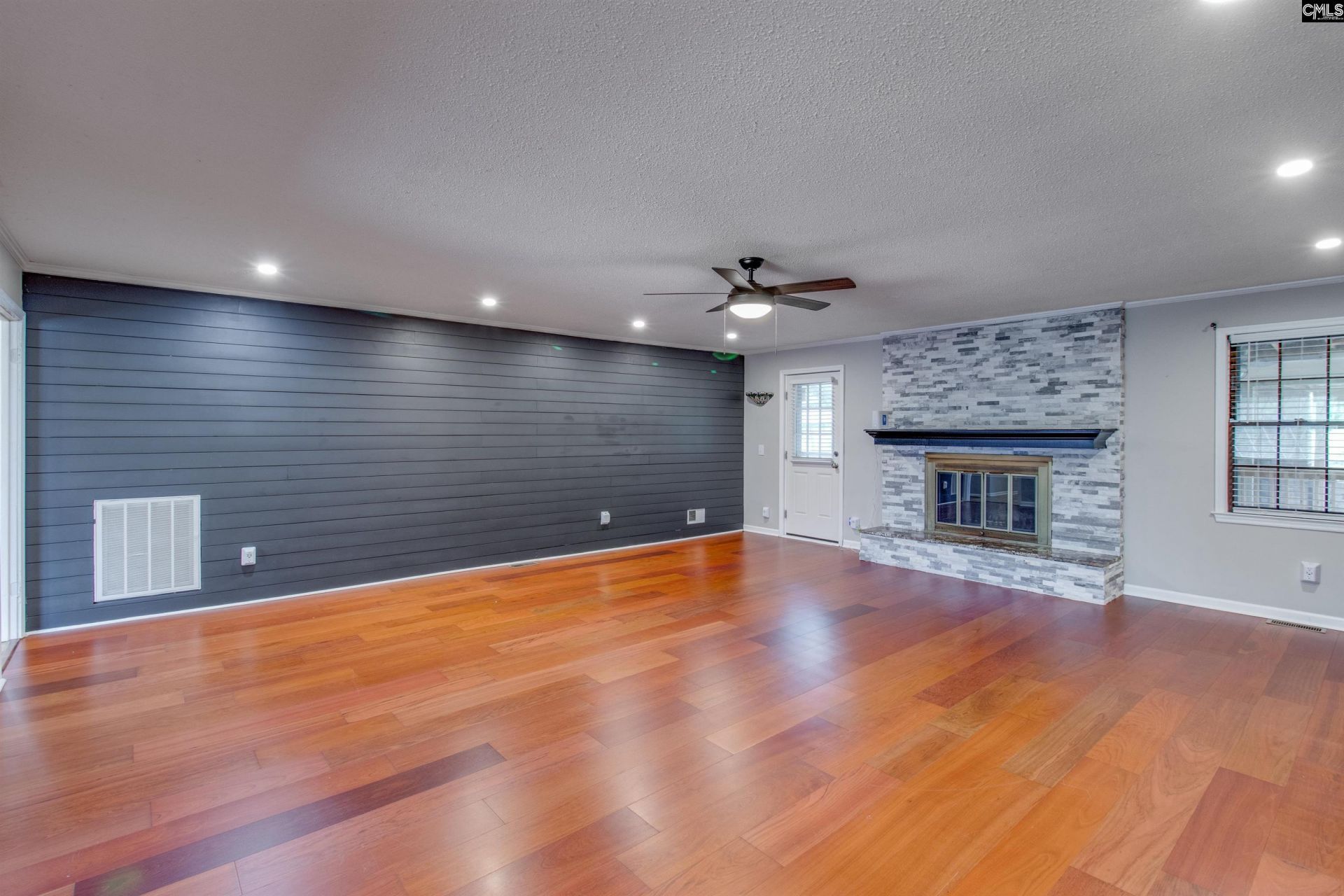305 Viking Drive Photo 6