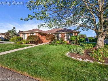43909 Welland Drive, Clinton Twp, MI 48038