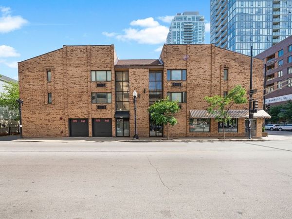 163 W Division Street , Unit 208, Chicago, IL 60610