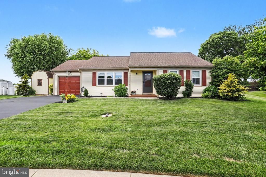 330 DOGWOOD LANE , NEW HOLLAND, PA 17557