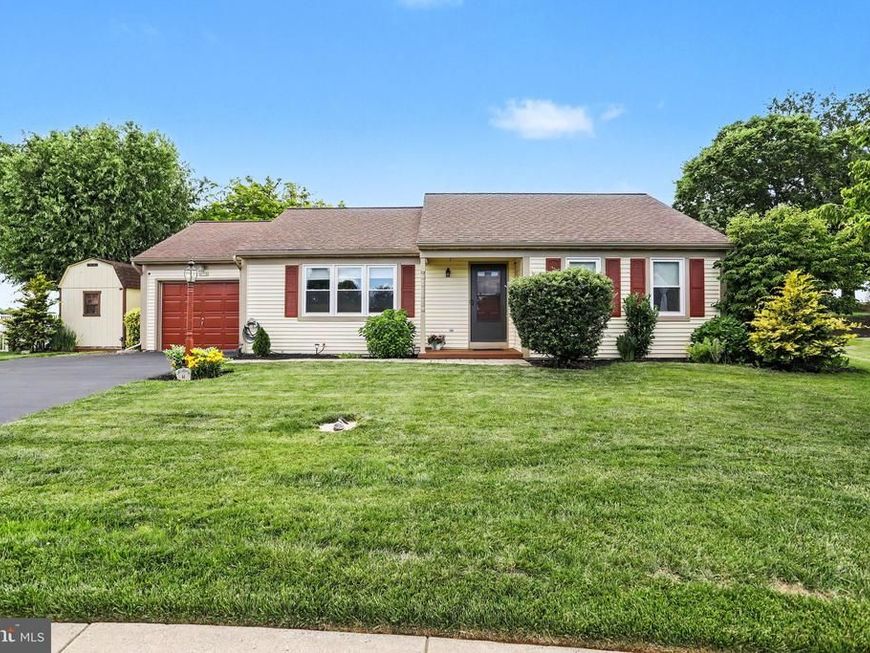 330 Dogwood Lane, New Holland, PA 17557 Main Photo