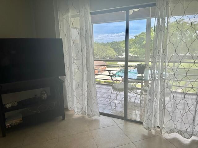 5981 VÃ­a Vermilya, Unit 405, Lantana, FL 33462 Photo