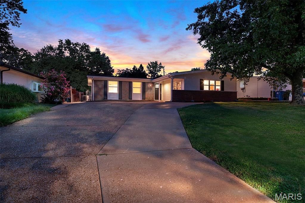 2944 Chevron Drive, Saint Louis, MO 63125 Main Photo