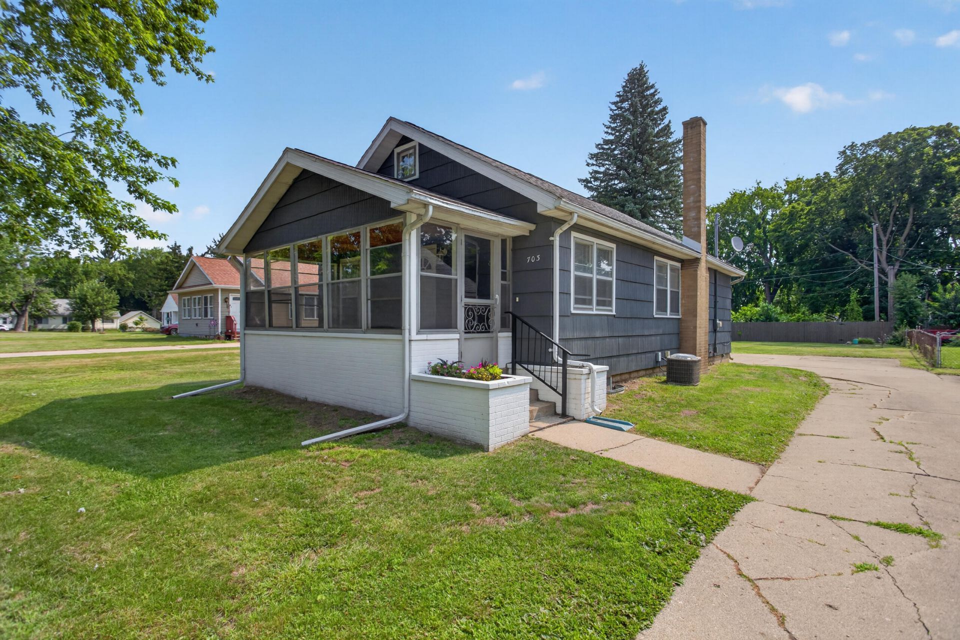703 Winifred Street, Jackson, MI 49202 Main Photo