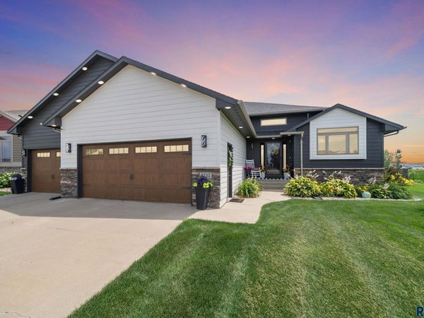6717 Dugout Ln, Sioux Falls, SD 57110