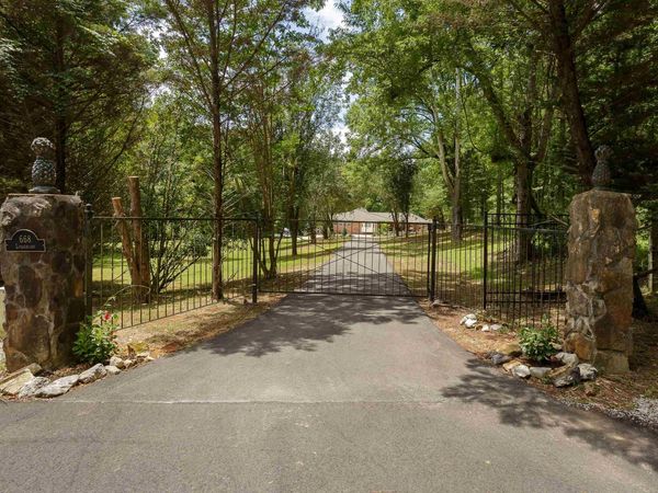 668 Lingerlost Rd, Killen, AL 35645
