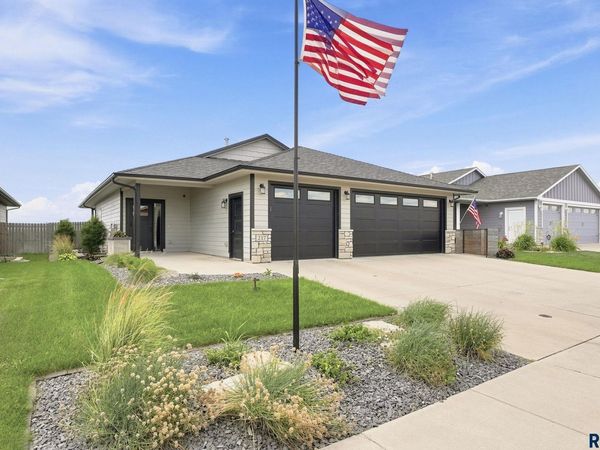 217 Devitt Dr, Harrisburg, SD 57032