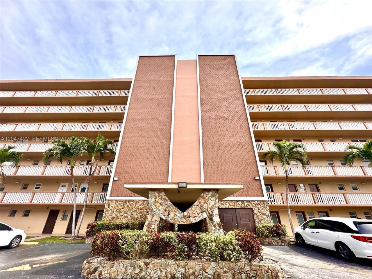 500 NE 12th Ave, Unit 705, Hallandale Beach, FL 33009 Photo