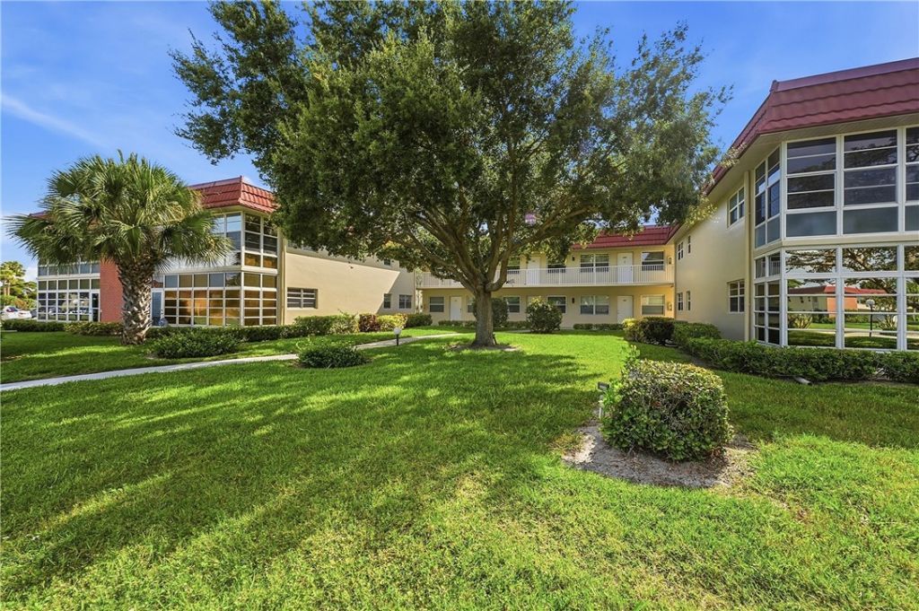 31 Pine Arbor Lane, Unit 204, Vero Beach, FL 32962 Photo