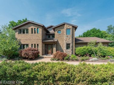 5129 Highmount Drive, Troy, MI 48098