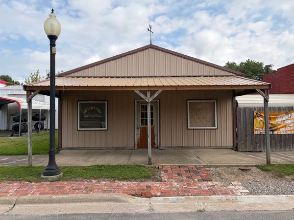 216 W Franklin Avenue , Sesser, IL 62884
