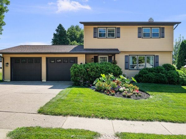 2809 Sycamore Terrace , Bettendorf, IA 52722