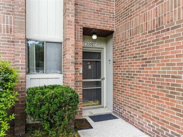 33587 Pondview Circle , Livonia, MI 48152