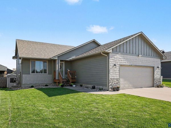 8904 W 22nd St, Sioux Falls, SD 57106