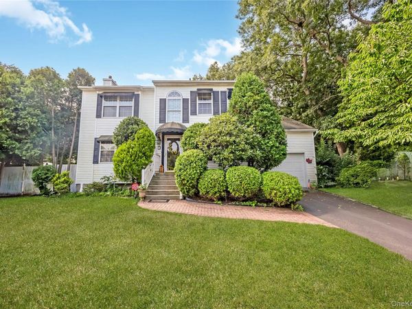 10 Gaetano Lane , Coram, NY 11727