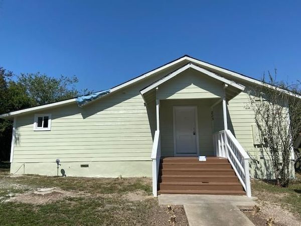 823 Monterrey ST, Lockhart, TX 78644