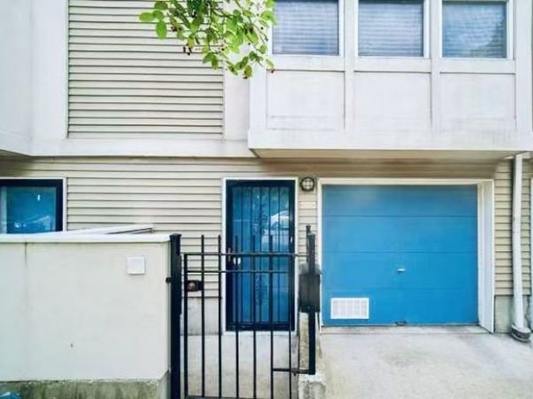 1009 E 61st Street, Chicago, IL 60637