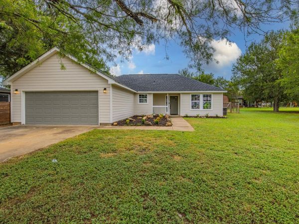 119 W Kikipua LN, Bastrop, TX 78602