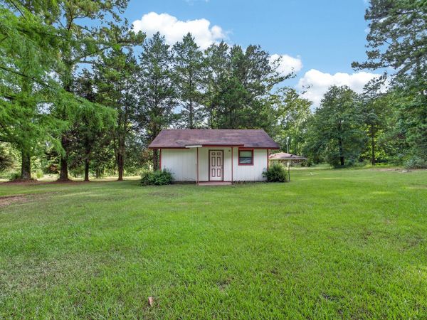 927 Crooked Creek, Silver Creek, MS 39663