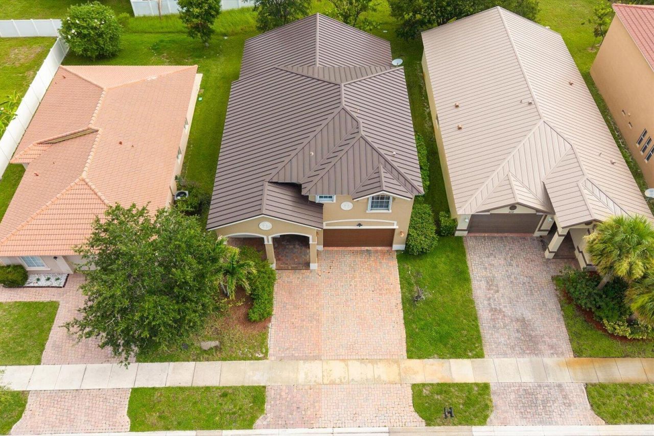 2166 SW Newport Isles Boulevard, Port Saint Lucie, FL 34953 Photo